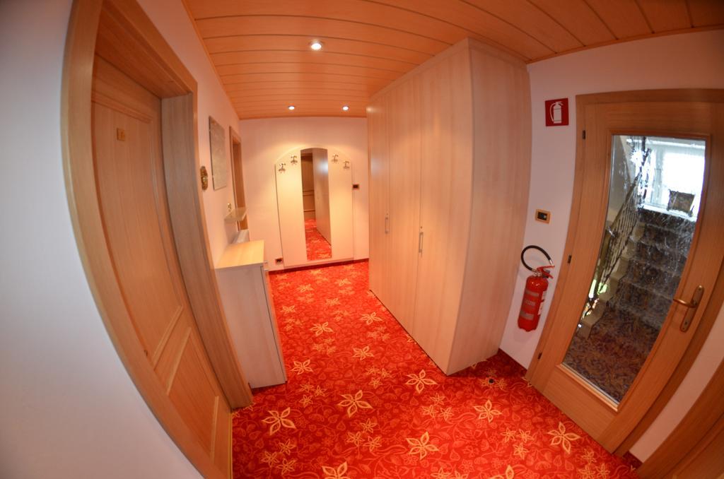 Garni Ossi Bed & Breakfast Santa Cristina Val Gardena ภายนอก รูปภาพ